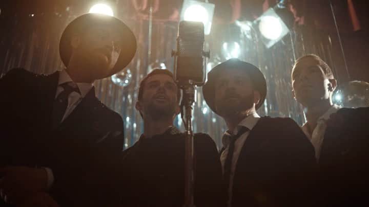 Coldplayのインスタグラム：「Happy Valentine’s Day ❤️ (Watch the full video via swipe-up in Stories)」