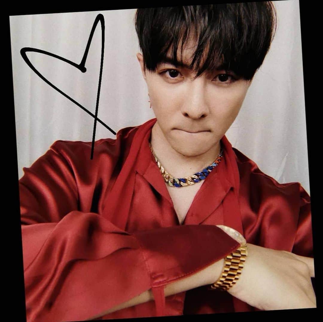 ダンソン・タンのインスタグラム：「🖤」