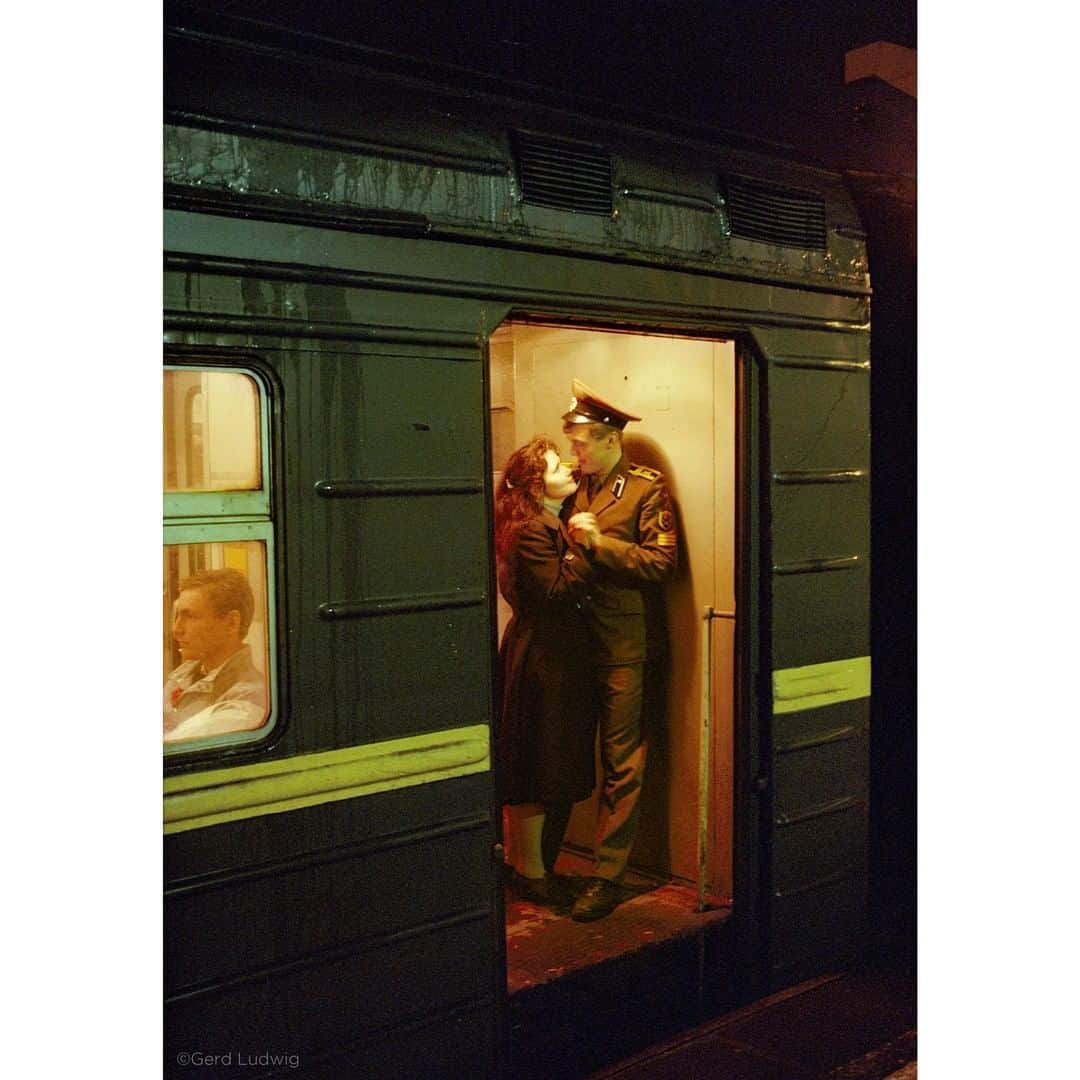 Gerd Ludwigさんのインスタグラム写真 - (Gerd LudwigInstagram)「A couple steals a moment for a kiss goodbye in the corridor of a train making its way through Moscow.  The image is from my first post-Soviet National Geographic story, “Broken Empire.” Although it was published in 1993, it looks as if it could’ve been taken around the time of World War II.  Happy Valentine’s Day!  @thephotosociety @natgeoimagecollection #Moscow #Russia #ValentinesDay」2月14日 22時01分 - gerdludwig