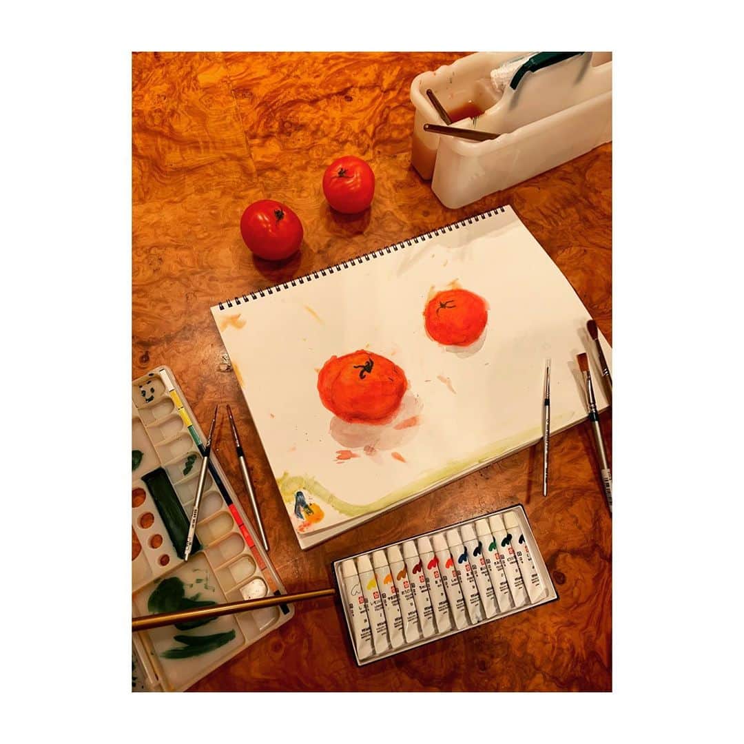 神田うのさんのインスタグラム写真 - (神田うのInstagram)「絵を描くのも好きな娘☺️ そして空気に音色を描くのはヴァイオリン🎻 筆で紙に絵を描いたり音で空気に絵を描いたりする事が好きな娘です。 将来は何になるのかな？ #トマト#娘#8歳#tomato#描く事#描く事が好き#アート#art」2月14日 22時02分 - unokandaofficial