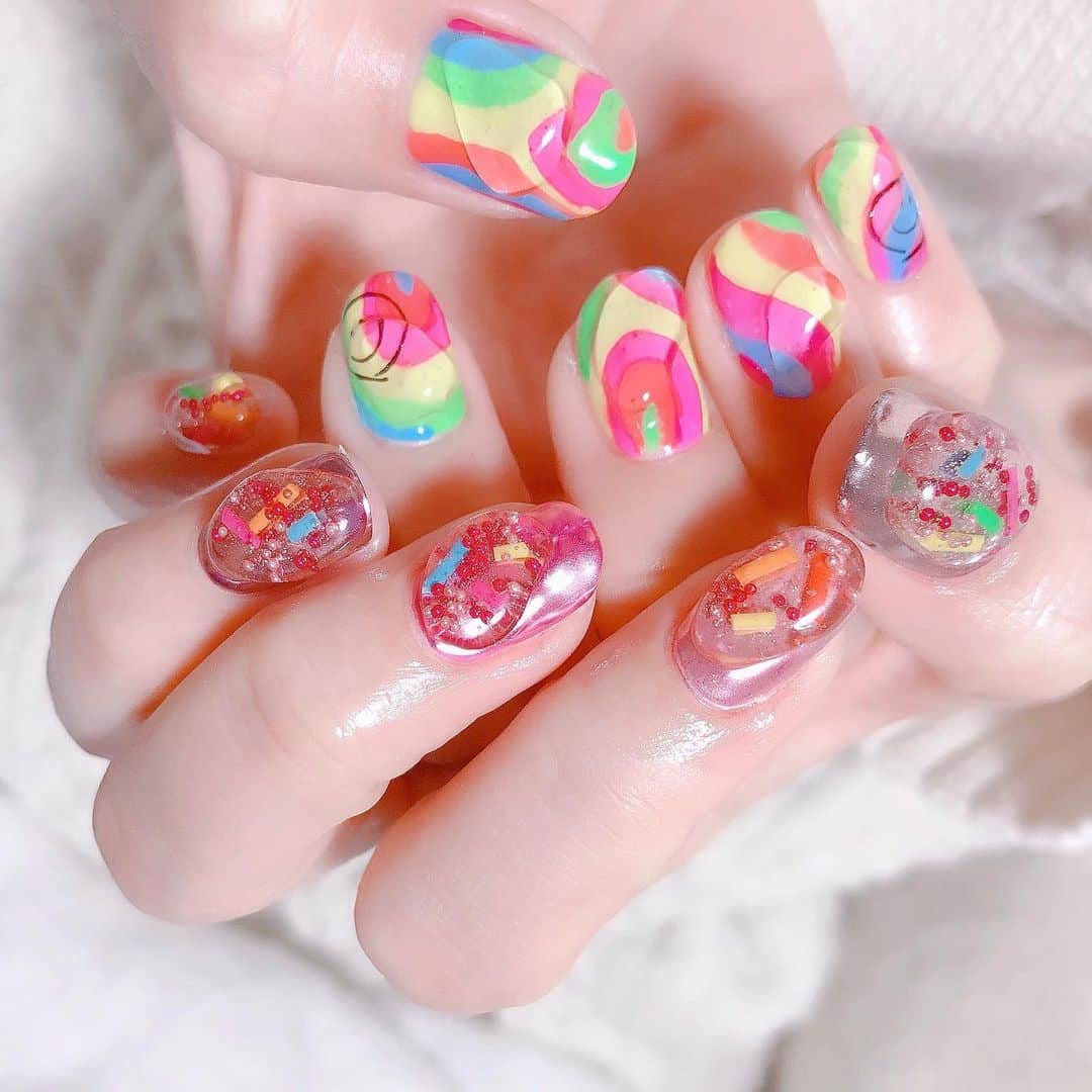 なかやまちえこのインスタグラム：「お友達のネイルがハイテンションで可愛い😳💓💫 #nail #nails #nailart #ネイル #美甲 #ネイルアート  #clou #nagel #ongle #ongles #unghia #japanesenailart #manucure #네일 #젤네일 #네일아트 #네일리스트 #japanesenails #manicurist #gelnails #أظافر #ハイテンション #カラフルネイル  #ミラーネイル #mirrornails #レインボーネイル #rainbownails」