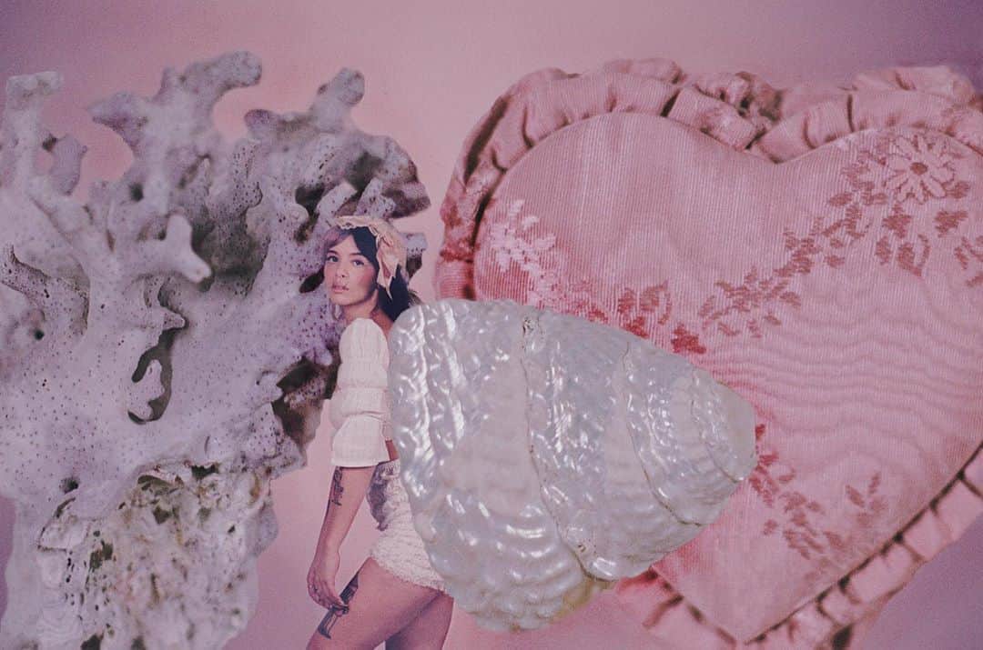 メラニー・マルティネスのインスタグラム：「You are the seashell planting your existence on the shore catching the attention of many even if they aren’t picking you up, but just merely walking by. We all have holes, chips and scratches on us but these wear marks represent our journey, our wisdom, our knowledge, our lessons learned, our strength, and our vitality. No one needs to wear you on a necklace for you to be valued. No one needs to possess you in their drawer for you to be loved. Love starts inside of you. Happy Valentine’s Day.」
