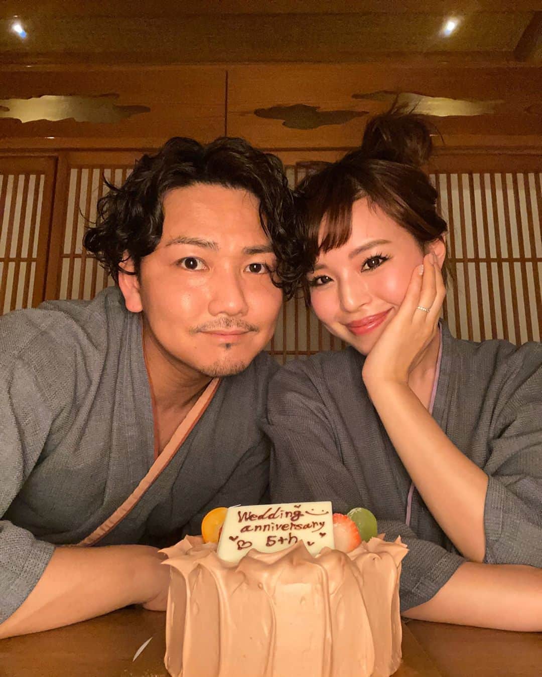 嵜本将光 のインスタグラム：「・ ・ ・ 今年のバレンタインは5回目の結婚記念日✨ ・ ・ ・ 夫婦になってもう5年。 ・ 子供も2人授かり、お陰様で日々楽しませてもらっています。 ・ ・ 本当あっという間 ・ ・ これからも夫婦お互いがリスペクトし合える、楽しい結婚生活を築いていきたい。 ・ ・ ・ これからも宜しくお願いします☺️ ・ ・ ・ ・ #結婚記念日#感謝 #結婚記念日プレゼント #バレンタイン#valentine#夫婦#夫婦旅行 #家族旅行#夫婦写真」