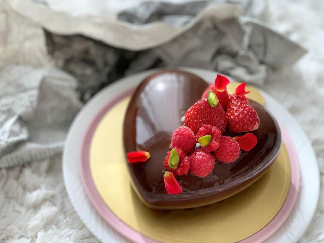 こままりえさんのインスタグラム写真 - (こままりえInstagram)「✴︎ St. Valentine's Day❤️ . 今日はバレンタインデー😊 チョコレート好きなので 一年の中でも大好きなイベントの一つ🍫 . 今年のバレンタインデーは @sheratonyokohama のドーレの #クールショコラ をセレクト🎂 カカオ分70%のチョコレートを使用した 濃厚なチョコレートムースの中に 甘酸っぱいラズベリーのコンポートが入っていて まさに幸せの味〜😍🍓 サクサクなチョコレートクランチの アクセントもたまりません🤤 . 家族で幸せ時間を楽しみました✨ . チョコレート禁止にしていたけど あまりにも欲しがるし みんなでちょっと味わいたかったこともあり 少しだけ娘ちゃんに解禁してしまった😳 特別ね〜🤫っていう回数が どんどん増えていく今日この頃💨💨 . #バレンタイン #バレンタインデー #チョコレートケーキ #ケーキ #ホールケーキ #スイーツ #スイーツタイム #チョコレート #横浜ベイシェラトン #横浜 #シェラトン #ベイシェラトン #ベイシェラトン横浜 #ドーレ #ペストリーショップ #武藤修司 #yokohamabaysheraton #sheraton #sheratonhotels #yokohama #今日のおやつ #美味しかった #至福のひととき #ケーキ好き #チョコレート好き #娘ちゃんの成長記録 #2歳9ヶ月」2月14日 22時23分 - komamarie