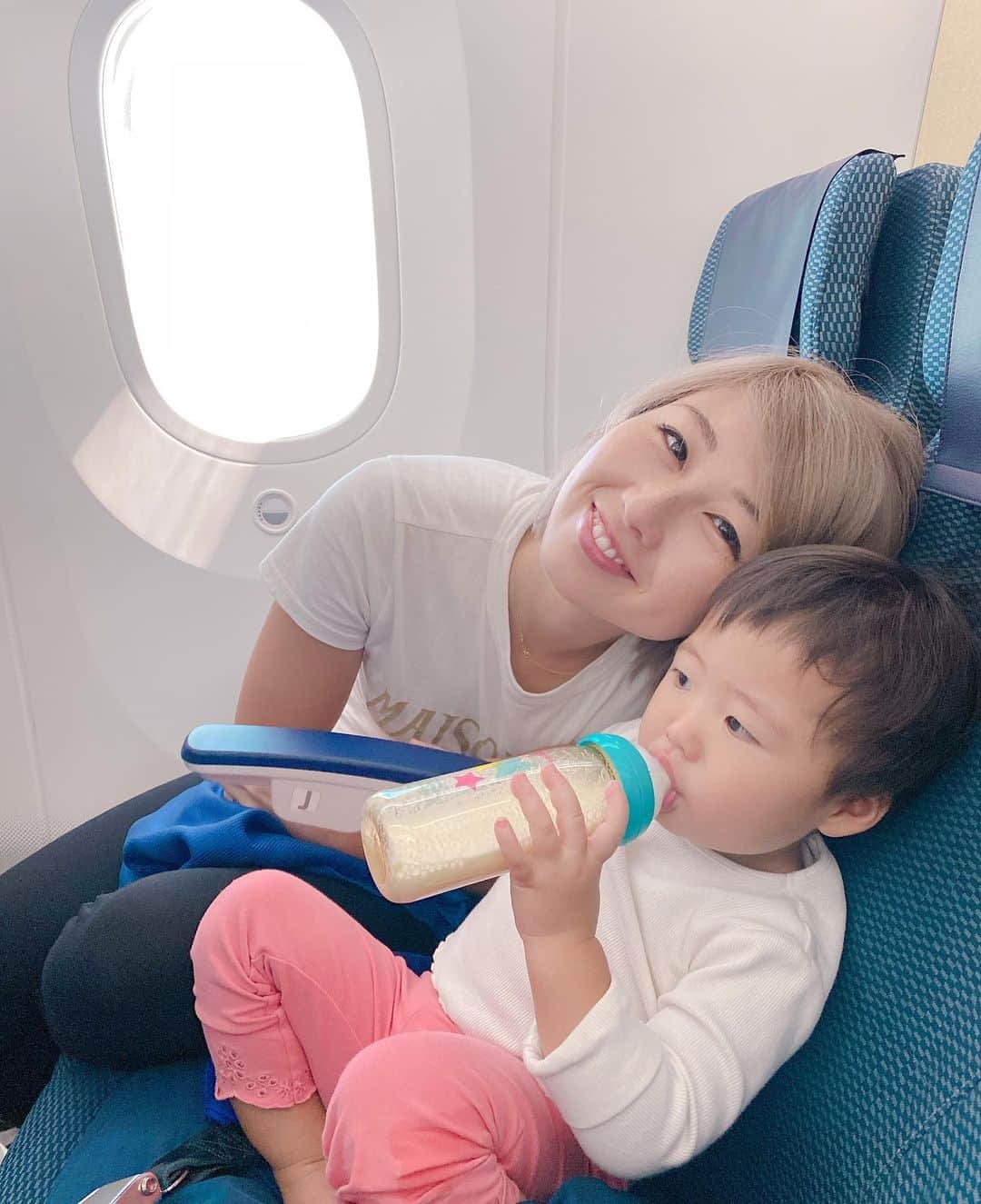 吉田ちかさんのインスタグラム写真 - (吉田ちかInstagram)「Had a surprisingly pleasant 6 and a half hour flight back to Tokyo! It was a daytime flight so I was worried about Pudding turning into a little monster, but she was an absolute angel! Watched her favorite movie Sing for a bit then took a 3 hour nap (stayed up late because of it, but oh well) and woke up very happy. She ate her baby meal and before we knew it we were back in Japan!﻿ ﻿ Today we went to visit my grandma who is doing really well! We’ve got a busy weekend ahead and with Pudding not having a daycare to go to I don’t know how I’m going to find time to edit, but I have a lot more to share so bear with me! A video of our Singapore trip in collaboration with Klook is coming up for you on Sunday! ﻿ ﻿ びっくりするぐらい平和な6時間半のフライトで東京に戻りました！日中のフライトだったのでモンスタープリンと戦う覚悟で乗ったのですがw 信じられないほどいい子でエンジェルプリンでした😇💕　大好きな映画「SING」をちょっと観て、いつもの3倍の昼寝をしてくれて(夜はなかなか寝ませんでしたが😅) 、超ご機嫌に目を覚ましベビーミールをしっかり食べたら、あら！もう着いた！昼寝中に書籍の原稿も結構書けて、はかどりました😊﻿ ﻿ 今日は、grandmaに会いに茅ヶ崎へ。週末も忙しくなりそうでプリンのデイケアもないのでどうやって編集をするのか😅でも、まだまだシェアすることが沢山あるので、待っててください🙏日曜日には、以前Klookさんとのコラボで行ったシンガポール旅行の動画をアップ予定です！もちろん、KL動画もこれから沢山シェアします！﻿ ﻿ #ヘッドフォンは一瞬しただけw #大きすぎてズレまくり #プリン用のをゲットしないと🍮🎧💕 #バレンタインデーっぽいことは何もできず😅 #happyvalentinesday❤️」2月14日 22時22分 - bilingirl_chika