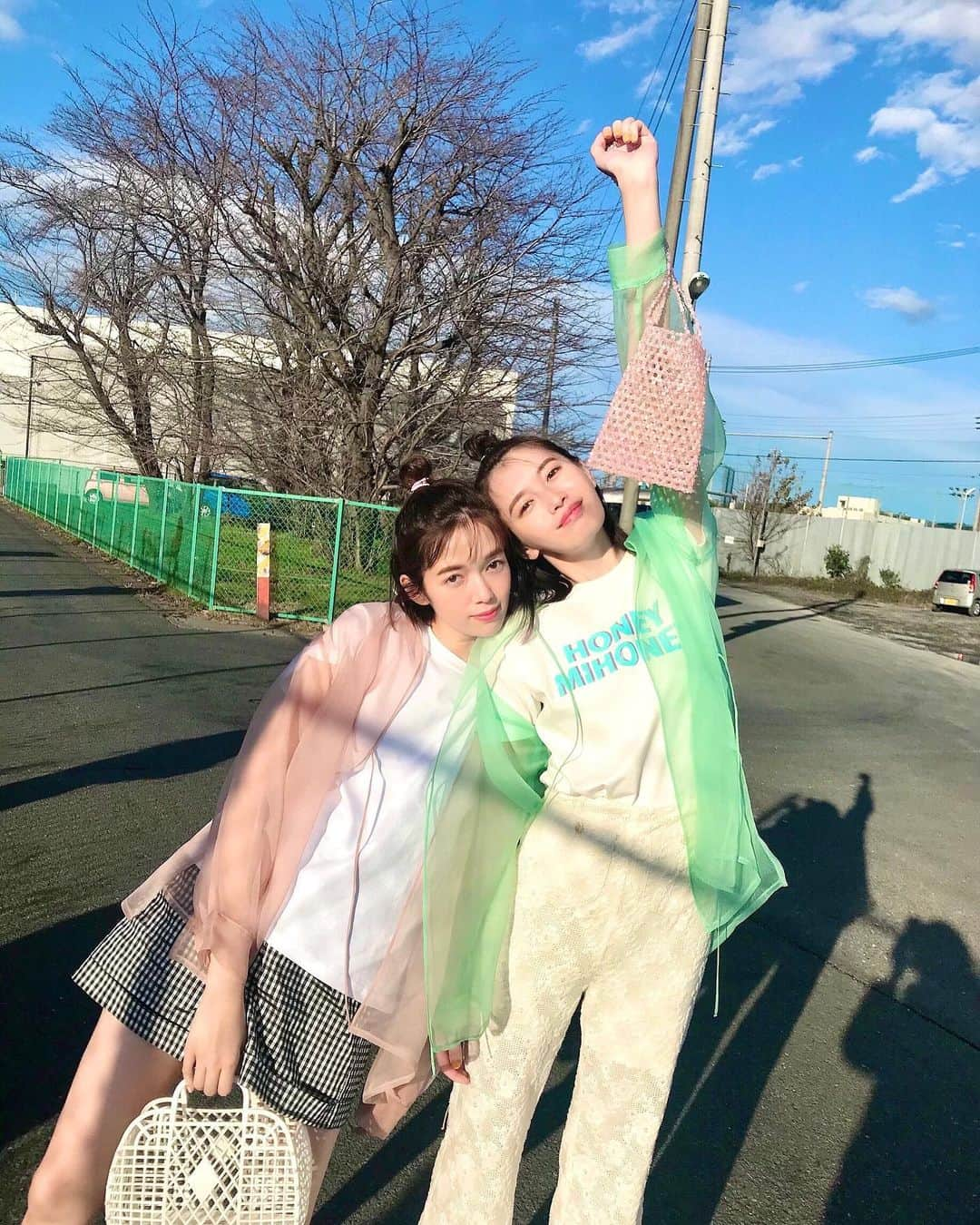 佐藤栞里さんのインスタグラム写真 - (佐藤栞里Instagram)「. ar3月号が発売になりました🌸 ふたりでずっと、笑っていた撮影☺️ スタイリングやメイクも リンクしていたりしてね お気に入りがたくさんです☘️ ちょいとのぞいてみてください☺︎」2月14日 22時17分 - satoshiori727