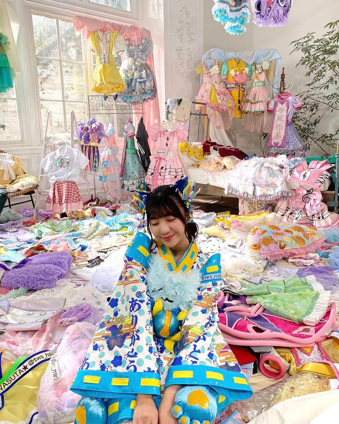 小玉梨々華のインスタグラム：「3/25発売の ベストアルバムに収録される 『グレープフルーツムーン』 YouTubeにてMV公開しました🌕  もうすぐ結成5年を迎える 私達の覚悟や想いがのった曲です。 沢山の方に見てもらえますように。 #わーすたBEST」
