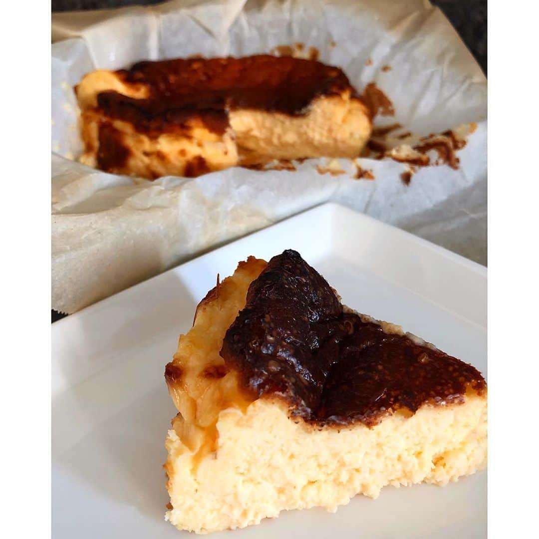 西山真以さんのインスタグラム写真 - (西山真以Instagram)「* Basque burnt cheesecake🧀 . バレンタインですが、実際に食べたいものをと、バスク風チーズケーキを作ってみました。 バスク風チーズケーキは、スペインのバスク地方で生まれたもので、あえて長時間オーブンに入れて表面を焦がして作る、ほろ苦さと甘さのバランスが絶妙なチーズケーキ。 表面は香ばしく中はしっとりなスフレ感で、滑らかな口あたり。  何種類かのチーズを混ぜてみたり、ブルーチーズ入りにしてハチミツをかけて食べるのも美味しそう。 岩塩をちょっとかけて、ワインやシャンパンと一緒に楽しむのもよさそうなスイーツですね♡ . #basqueburntcheesecake  #homemadesweets」2月14日 22時21分 - mai0830