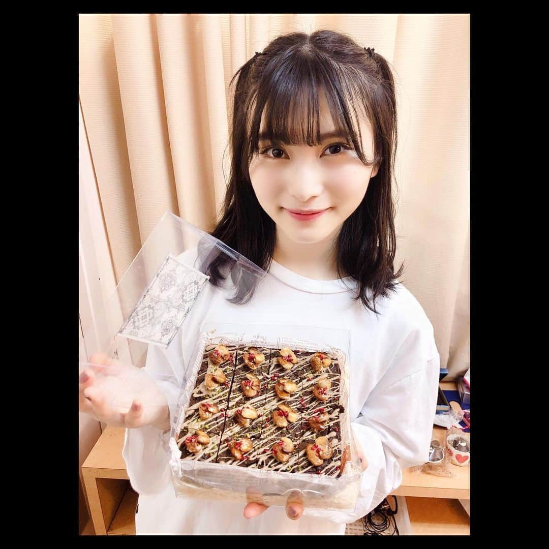 福岡聖菜さんのインスタグラム写真 - (福岡聖菜Instagram)「Happy Valentine'sday‼︎ * * 今日はどんな1日でしたか？ 私はチームBで公演。 特別な思い出に残る日だったなぁ  今年はいつもより少し頑張って キャラメリゼしたナッツをのせた ブラウニーを作ったの。  メンバーからおいしかった って聞けるのがすごく好き。  お菓子を作る時間が好き。  今年はいろんなお菓子に チャレンジするんだ〜🥺✨ * * #バレンタイン  #バレンタイン手作り  #ブラウニー　#手作りお菓子 #cotta #ラッピング #ハーフツイン」2月14日 22時23分 - seina___ff