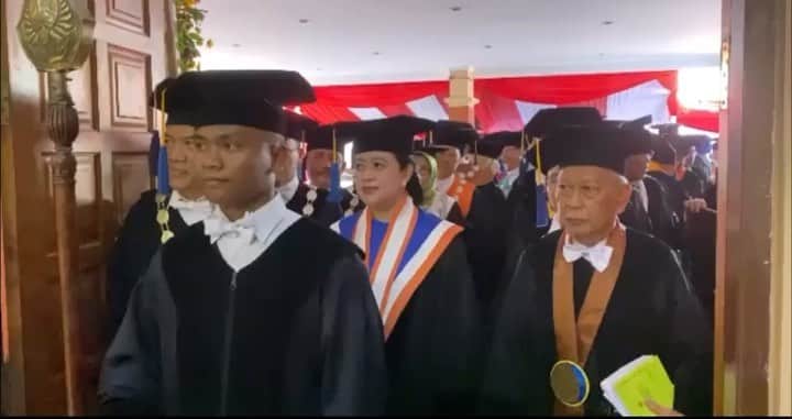 大槻ひびきのインスタグラム：「Terimakasih untuk semua pihak yang sudah mendukung sehingga tadi lancar acara penganugerahan gelar Doktor Honoris Causa kepada saya oleh Universitas Diponegoro, dalam bidang kebudayaan dan kebijakan pembangunan manusia. . Di akhir orasi ilmiah, saya teringat dukungan dari Ibu dan Alm. Bapak saya, serta dari semua anggota keluarga sehingga saya bisa sampai di titik ini. . Saya menyadari bahwa gelar ini disertai dengan tanggungjawab yang besar untuk terus bekerja tanpa lelah dan mengabdi bagi kepentingan bangsa, negara, dan rakyat. . Mohon doanya ya 🙏🏻😇🇲🇨」