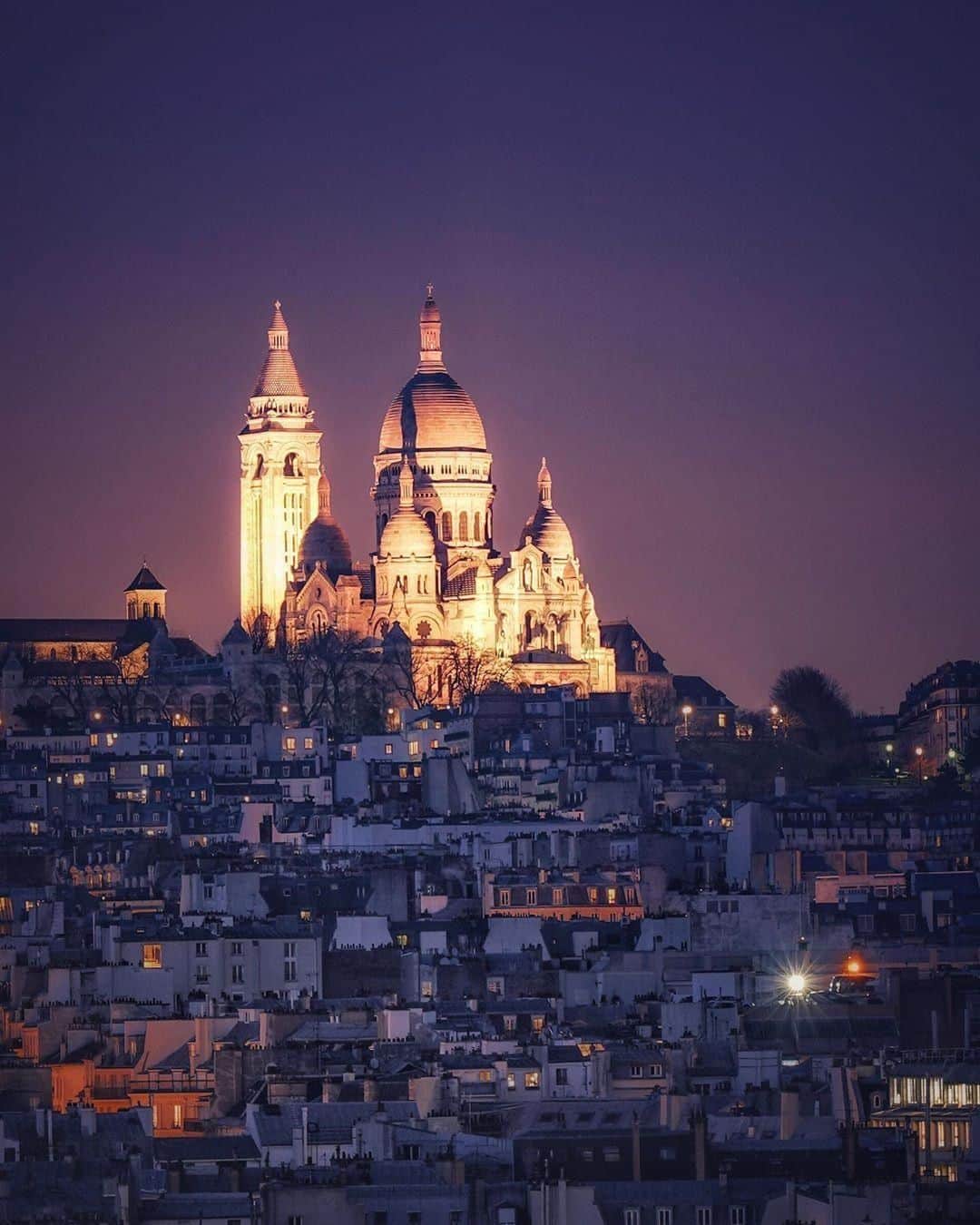 のインスタグラム：「Celebrating love, à la française. Montmartre, mon amour. Merci @sopurple.di  #AirFrance #Franceisintheair #Amoursparisiennes」