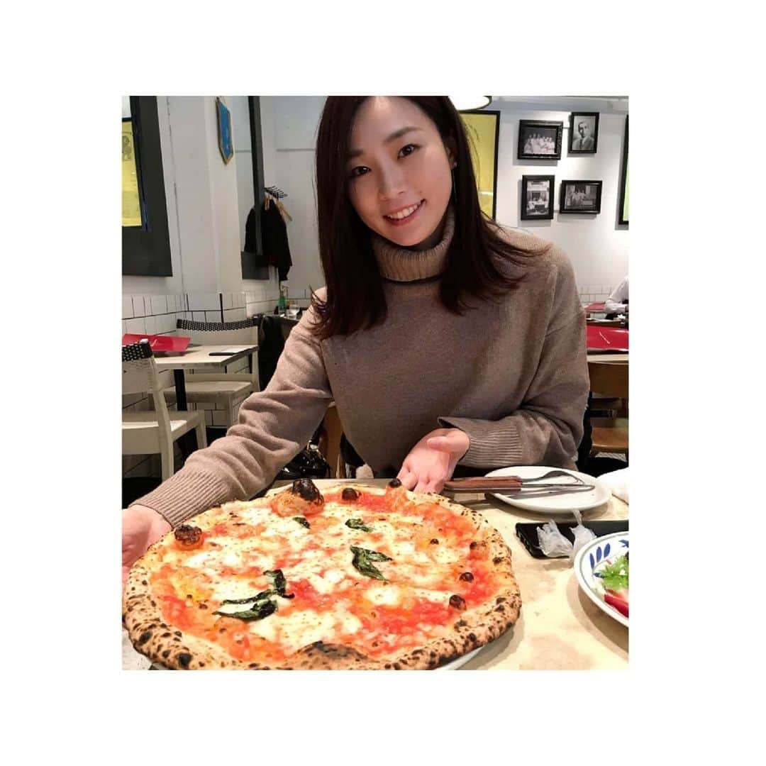 本田珠規のインスタグラム：「先日、恵比寿で有名なピザ屋さんへいってきました🍕 . 大きくて、美味しくて大満足♥️ いつか本場🇮🇹の本店で食べてみたいな！ . 可愛い甥っ子を産んでくれて、 感謝しかない 甥っ子ママ @eln_811 と♥️ . . そういえば、明日もピザparty🍕 おデブまっしぐらですが、 月曜日から調整【断食】します！(笑)😂 . . #アンティーカピッツェリアダミケーレ  #恵比寿#anticapizzeriadamichele  #恵比寿ランチ #ナポリ#イタリア#🇮🇹 #マルゲリータ#margherita  #doppia #ピザ#pizza #食べログ376 ってすごいね！」