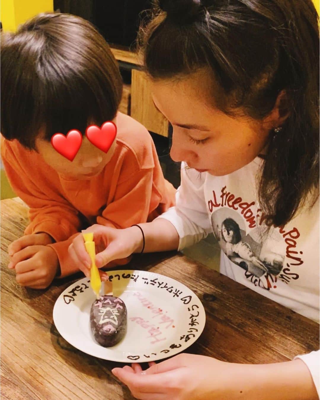 仲里依紗のインスタグラム：「. 我が家は パルムで happy Valentine💝 息子と一緒に パルムにデコレーション❣️ 楽しかった😍 . . #バレンタイン #パルム #デコレーション #ホワイトデー #今からたのしみです💝笑」