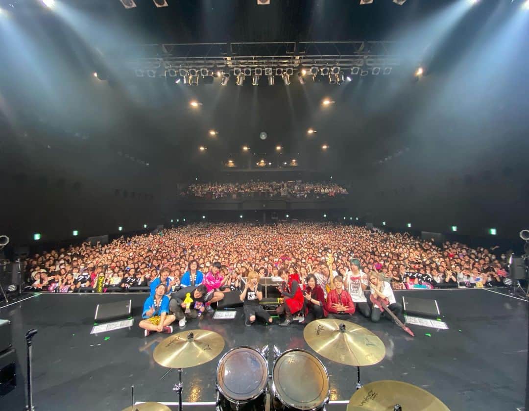 鬼龍院翔のインスタグラム：「クソイベファイナルZepp Diver City公演でした！﻿ 皆さんありがとうございました😂﻿ ﻿ 岡崎体育さん﻿ 四星球さん﻿ BREAKERZさん﻿ ﻿ とんでもなく豪華で最高なイベントでした！﻿ こんな最強な人達を呼んでイベントをやってしまえるなんて…来世はダニだな…🤣🦗笑﻿ ﻿ 鬼龍院の当て振りは東京仙台に続き若手V系バンドのマチルダさん！﻿ ３回も一緒にライブやったしだいぶ息が合ってきた(ような気がする)✨﻿ この経験が何か一つでもプラスになりますように…🙏﻿ 決してマイナスになりませんように…🙏笑﻿ ありがとうねー！(^-^)﻿ ﻿ クソイベツアー、最強の音楽仲間の皆さんに沢山刺激を頂いたソロツアーでした🎤﻿ 来月からはゴールデンボンバーの全国ツアーが始まります、﻿ 頂いた最強の刺激を活かしてボーカリストとしてより良いパフォーマンスと下らないネタを全国の皆さんに届けに行きますね！🏃‍♂️﻿ ﻿ #クソイベ」