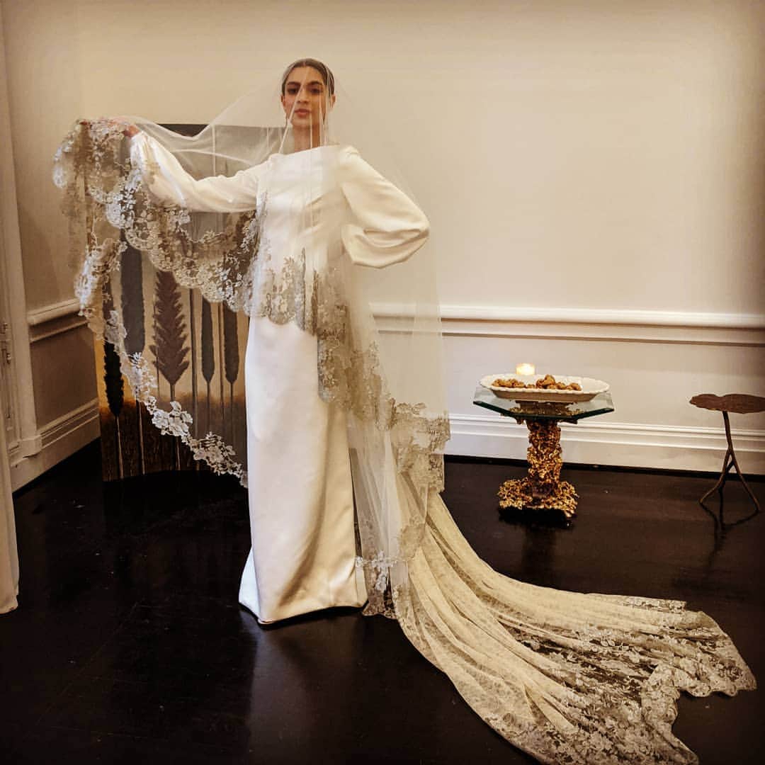 セサラーニのインスタグラム：「#barbaratfankBridal ##beatifulldaytopost♥️ #exquisite #valentinesday2020  #Barbaratfankdesigns  #salvatorejcesarani」