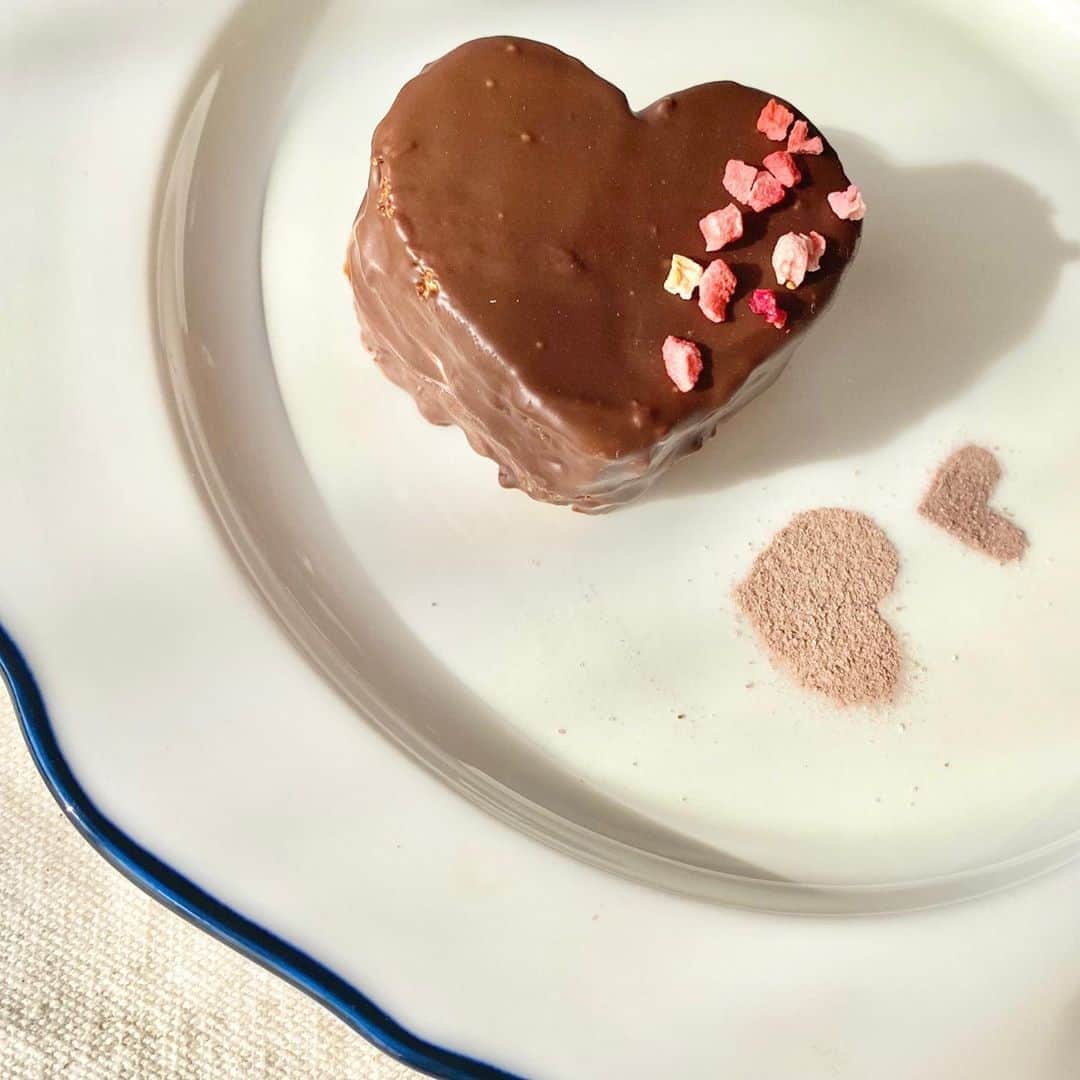 清水麻璃亜さんのインスタグラム写真 - (清水麻璃亜Instagram)「#シミズキッチン #バレンタイン この前作ってみました〜！ チョコレートケーキ？なんだろうっ スポンジケーキに生クリーム挟んで溶かしたチョコをかけてデコレーションをしてみました☺︎ スポンジも手作りですよ〜！！ ハート型でくり抜いてハートバージョンも👩‍❤️‍👨」2月14日 22時38分 - gn___maria