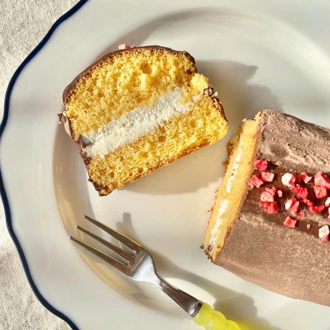 清水麻璃亜のインスタグラム：「#シミズキッチン #バレンタイン この前作ってみました〜！ チョコレートケーキ？なんだろうっ スポンジケーキに生クリーム挟んで溶かしたチョコをかけてデコレーションをしてみました☺︎ スポンジも手作りですよ〜！！ ハート型でくり抜いてハートバージョンも👩‍❤️‍👨」