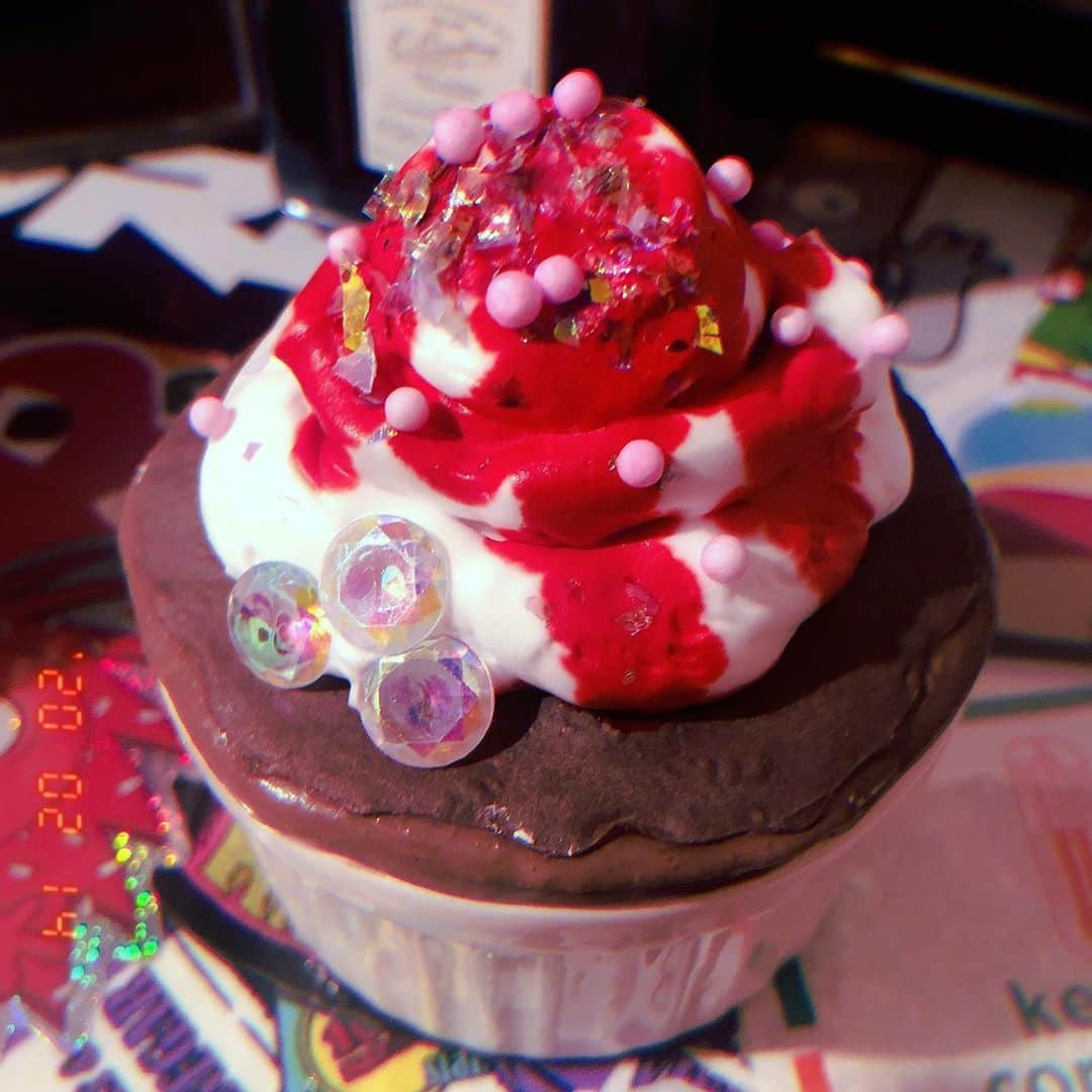 轟京子のインスタグラム：「HappyValentine🍫💕 🍫bitter gateau chocolate 🍓strawberry gateau chocolat  食べ物かと思った？スライムだよ🤪🧠💥 #slime #valentine #にじさんじ #轟京子 #てか#本物の#ちょこ#どうした#笑#それは#明日の#お楽しみ♥️」