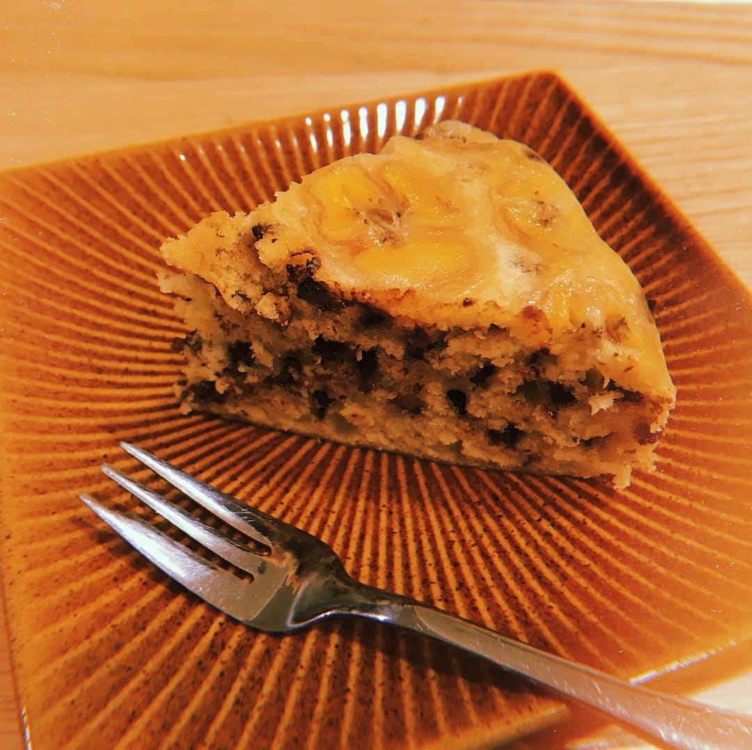 のインスタグラム：「駆け込みハッピーバレンタインです！！日付け変わる前にケーキ作れたー☺️ 今年はチョコチップバナナケーキをつくりました！ バナナがお花みたいになって嬉しい気持ちです🌼♡ ただチョコチップ多すぎたかもしれない！笑 欲張ってしまった😂 みんなはバレンタイン何作りましたかいー？❤️ #mito_natsume」