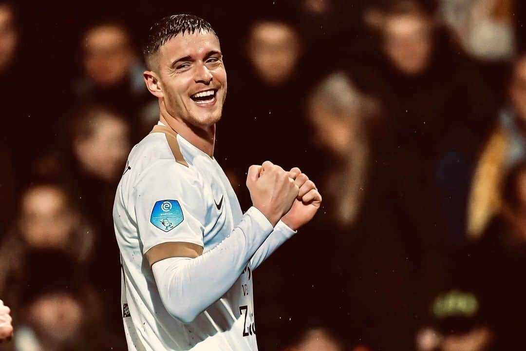クリストファー・ピーターソンのインスタグラム：「Happy man playing football with his friends 🙌🏽 👉🏽」