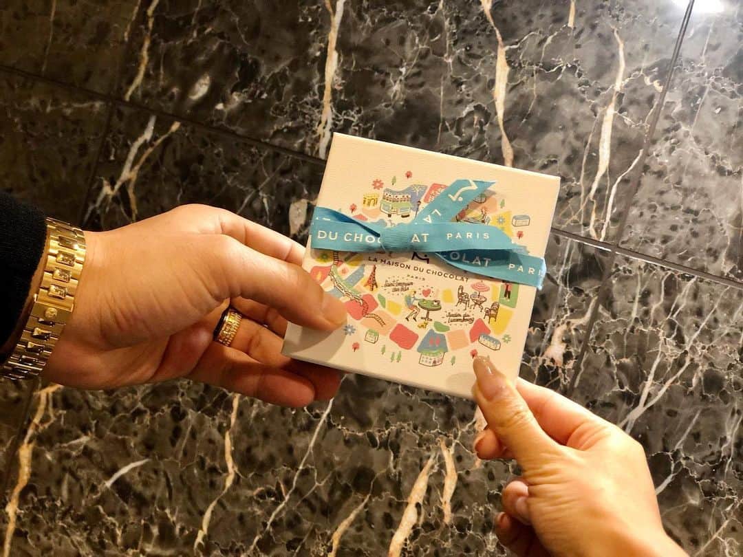 のインスタグラム：「. Happy Valentine's Day!!💝 . 改めて旅行をプレゼントします🎁 いつもお疲れ様😉❣️ . #happyvalentinesday  #valentineday #2月14日  #バレンタインデー #lamaisonduchocolat #メゾンドゥショコラ」