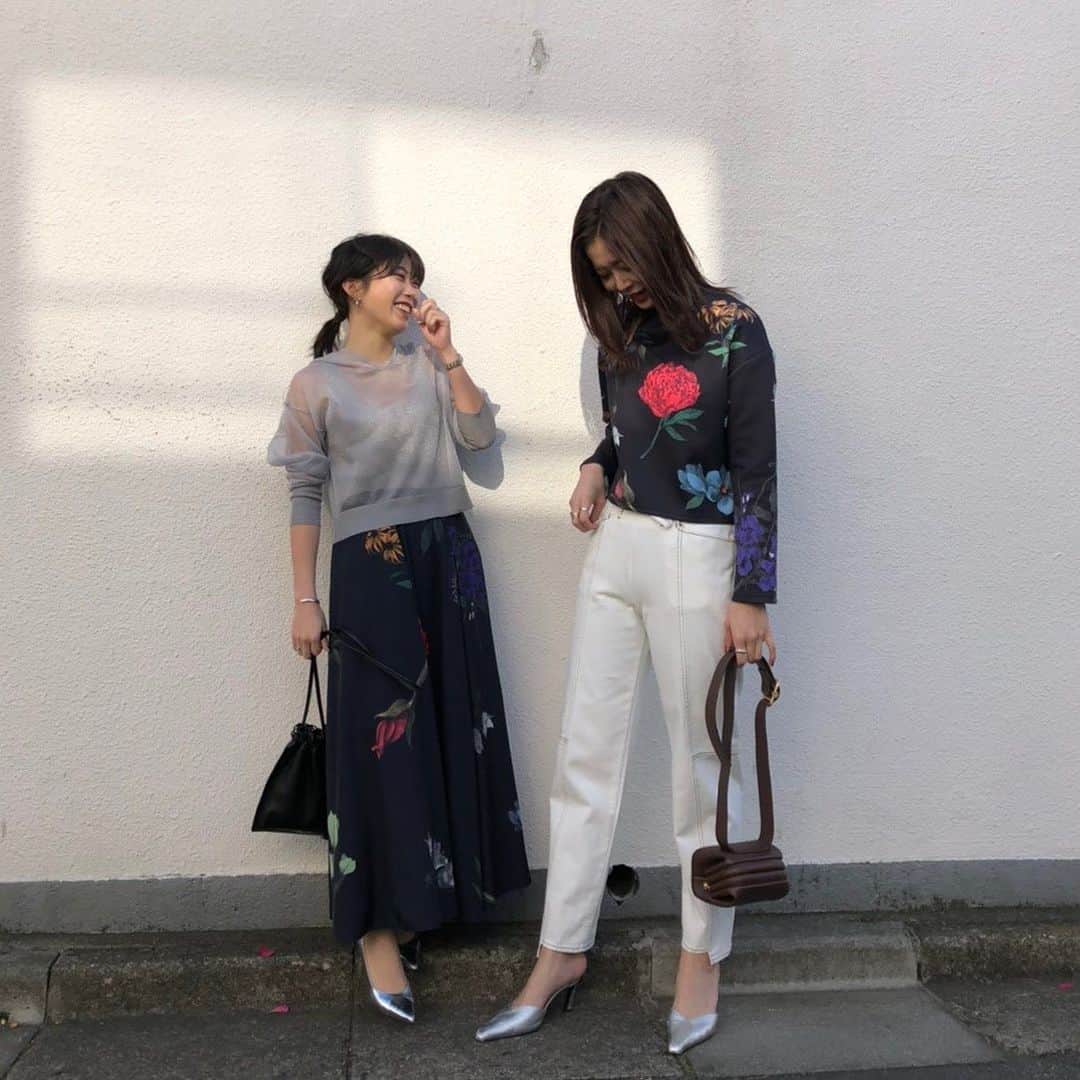 のインスタグラム：「2月15日(土) NEW ARRIVAL ♥ ・ ・ AMANDA SLIT NECK TOP NVY / WHT ¥14,800 (+tax) ・ AMANDA CIRCULAR SKIRT NVY / WHT S / M ¥19,400 (+tax) ・ ・ #ameri #amerivintage #アメリ #アメリヴィンテージ #tops #トップス #skirt #スカート#ヴィンテージ #花柄  #SS #shinjuku #lumine2 #ameri新宿」