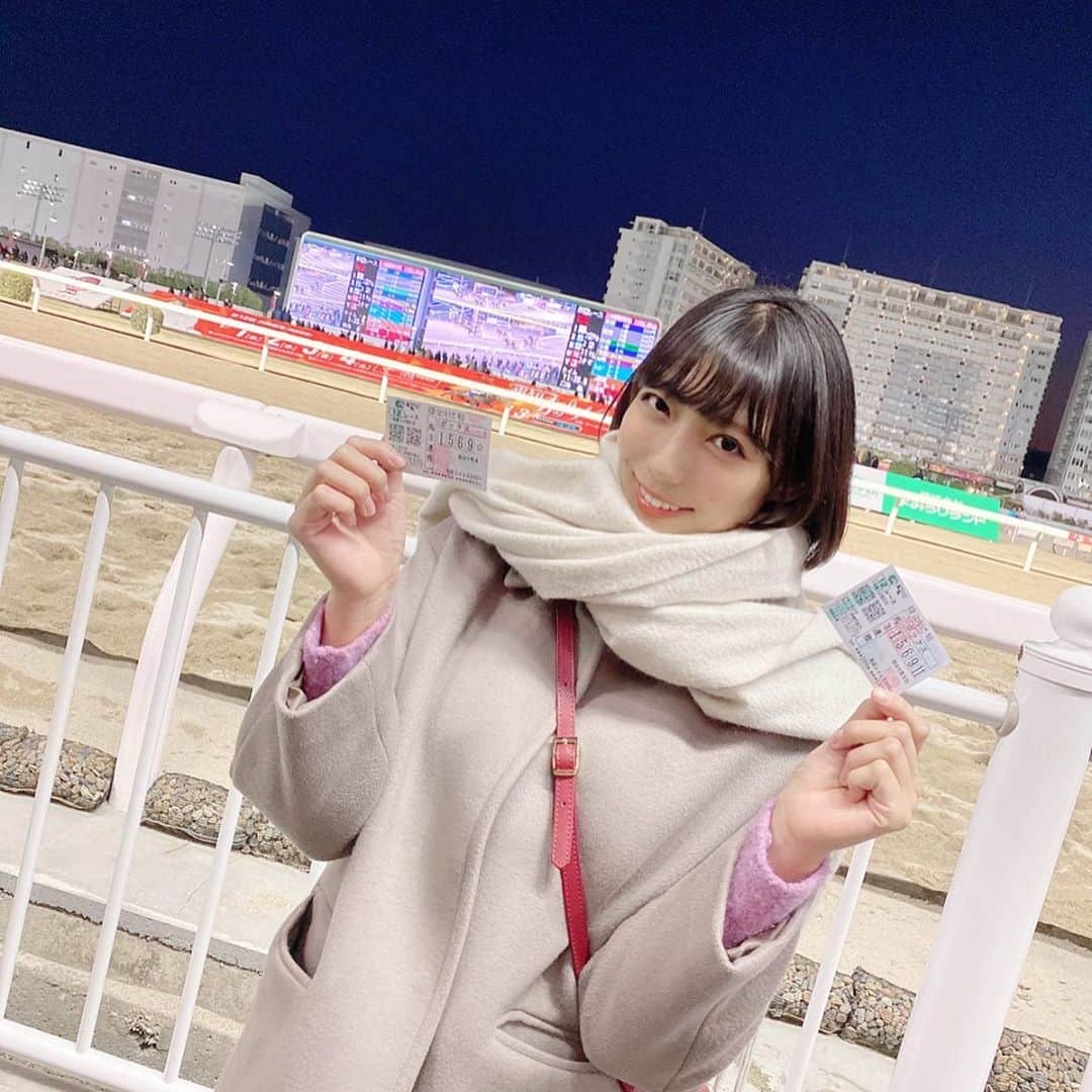 麻倉まりなさんのインスタグラム写真 - (麻倉まりなInstagram)「♡ . . みなさん、 今日も一日お疲れ様でした！ . かんぱーい🍻✨ . . 競馬したい🏇 競馬場行きたい🏇✨ . . . . 今年こそ万馬券当てるぞー！ 競馬ツアーもしたいねっ💕 . . . この写真は 今年の1月2日早々に 川崎競馬場に行った時の写真🍻✨ . . なんてことを書いてたら . 林修先生の 『週末はウマでしょ！』 がTVで流れ始めた...💡💡 . . 競馬をしなさいと 神が言っていますね✨✨ . . . いつも通り母と行ってきます🏃‍♂️笑 . . . . . . . みんなは ゆっくり休んで素敵な夢見てね♡ . 今日も見てくれてありがとう☺️❤️ . . . . . . . . . #love #instagood #photooftheday #follow #me #TagsForLikes #model #좋아요 #팔로우 #youtube #singer #japanese #idol #japanesegirl #撮影 #作品撮り #jepang #seksi #泳衣 #グラビア #水着 #👙 #gravure #gravureid#idol #japaneseidol #グラビアアイドル  #偶像 #競馬 #麻倉まりな #AsakuraMarina」2月14日 22時58分 - marina_asakura