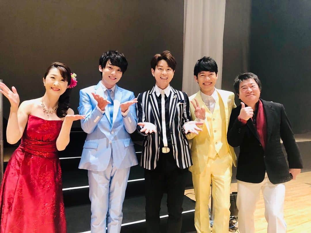 のインスタグラム：「本日は、 岐阜県瑞穂市 サンシャインホールにて バレンタインコンサート🎤  ご来場下さいました皆さま ありがとうございました😊  声援を送ってくださいました皆さまありがとうございました😊  パク・ジュニョンさん 辰巳ゆうとさん 渕上雅代さん 司会のカンタローさん  沢山のスタッフの皆さまも 本当にありがとうございました💕  いやあ、 バレンタインのチョコ🍫やプレゼント🎁本当に沢山頂きましてありがとうございました😊こんな頂きものしたの初めてかも！？ プレゼント🎁に負けないように頑張って歌っていきます🎤  また岐阜県に来られますように❣️ #松阪ゆうき #サンシャインホール #瑞穂市 #でも駅は #穂積駅 #パクジュニョン さん #辰巳ゆうと さん #渕上雅代 さん #カンタロー さん #岐阜 #岐阜最高」
