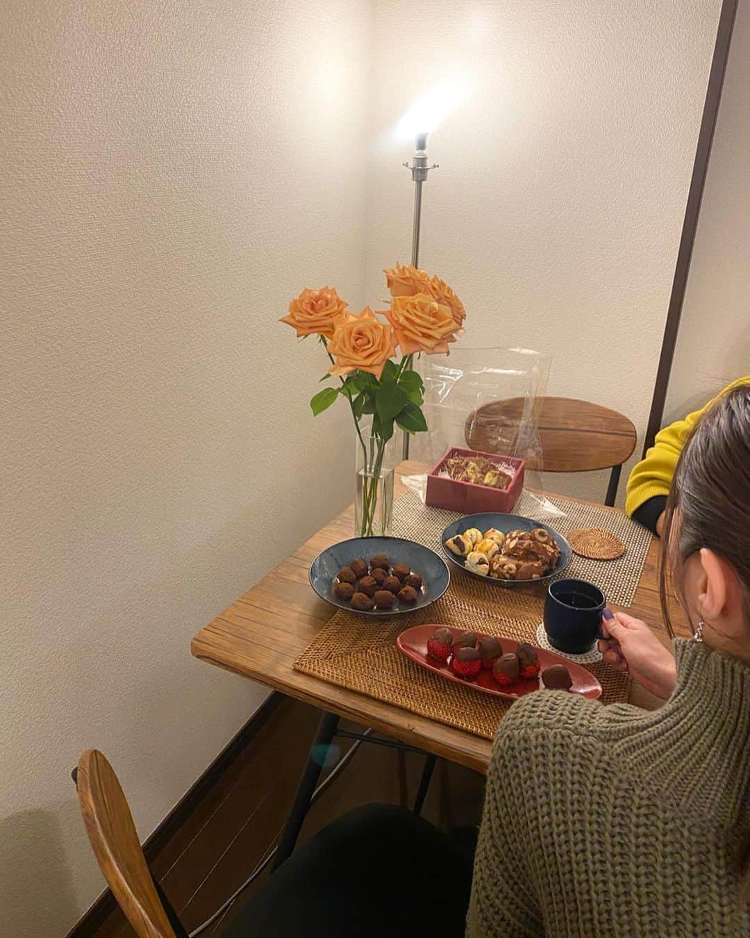 平木愛美のインスタグラム：「ハッピーバレンタイン🧡  先日の、valentin感じる休日のこと。  カフェでランチして💐 友達がおうちにきてくれて。めずらしくの皆んなでお菓子づくり。  なんてしたけど、８割はただただ座って、喋ってました🤣♡ 光がぽかぽか差し込むリビングだったのにふと気付いたら、作り始める前にもうすっかり夜🌙笑　わたしがつくったのはただただ好きの生チョコなトリュフと。あとフルーツがすきなので苺とバナナに溶かしたチョコつけただけ。 でもそのシンプルが美味しいのです💕  みんな簡単美味しくささっとつくって、オーブンの甘い香りただよったりして、ほこほこな時間でした⚪️ 旦那さんのために持ってかえってたり。可愛い。きゅん。 . あっ！！！あのね、３月また皆さんとお会いできる機会が！！！！！改めて告知しますね❤️ #love #愛美部屋」
