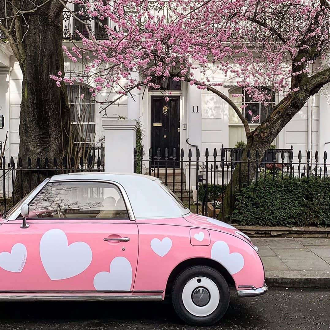 Nissanさんのインスタグラム写真 - (NissanInstagram)「Feeling the #Love 💗#HappyValentinesDay #NissanFigaro 📷 @lepinkfigaro」2月14日 23時08分 - nissan