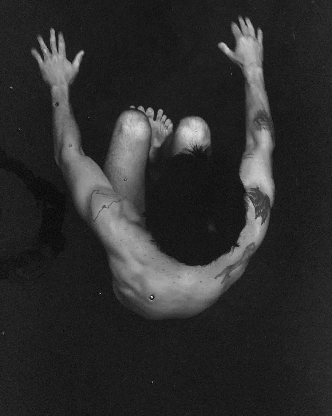 Chay Suedeのインスタグラム：「piscina preta」