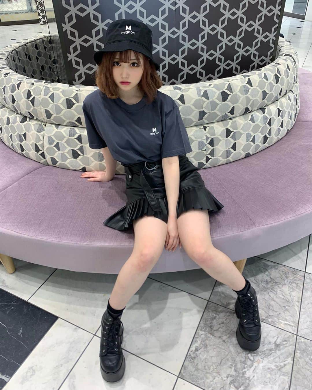 おもてちゃんのインスタグラム：「. 新商品を２つ紹介🆕 . ◎ロゴ入りTシャツ Tシャツは白に続き、新色のグレーが出ました！ サイズ展開はM、L、XL。ユニセックス商品です。 . ◎バケットハット 個人的に帽子がすきでよく被るので、ロゴを入れたシンプルなバケハを作りました🪐 . . #m_mignon」
