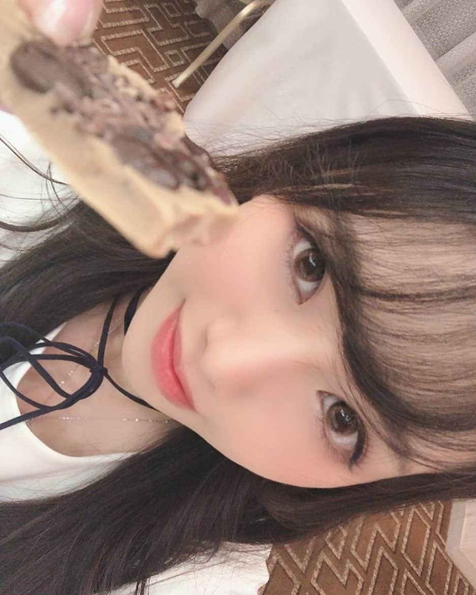 朝比奈果歩さんのインスタグラム写真 - (朝比奈果歩Instagram)「はっぴーばれんたいん🍫💗 、 、 、 はい。 あーーーん！ 、 、 #ハッピーバレンタイン #バレンタイン #チョコレート #あーん #自撮り #セルフィー #セルカ  #happyvalentinesday #valentine #chocolate #bite #selfie #selca  #自拍 #셀카 #셀피 #발렌타인데이 #情人节」2月14日 23時18分 - kaho_asahina