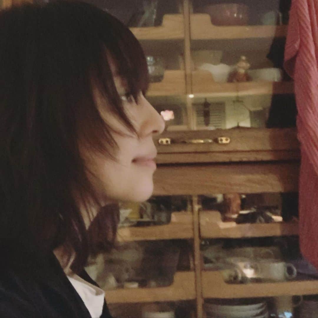 石田ゆり子さんのインスタグラム写真 - (石田ゆり子Instagram)「なかなか新鮮なこのかんじ。 長さは変わらないのに 少年ぽくなった。 嬉しいです。 アレンジも効くのです。」2月14日 23時19分 - yuriyuri1003