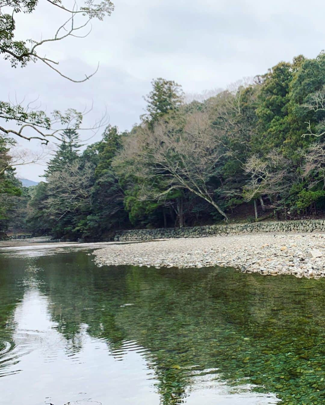早坂香須子さんのインスタグラム写真 - (早坂香須子Instagram)「お誕生日はどうするの？ という杉谷恵美ちゃんからの問いがきっかけで、伊勢神宮正式参拝の機会を頂いたのが、この旅のはじまりでした。  本日、清々しい気持ちで 47歳を迎えることができました。  ご縁を有り難うごさいました。  日本の美しさ それを守る人々の美しいお仕事 感謝の気持ち  すっと胸に。  これからも どうぞ宜しくお願いします。  2020.2.14  #お誕生日の近い20年来の友人 #可児ひろ海　ちゃんと @hirominak  #伊勢神宮正式参拝  #御垣内参拝 #せんぐう館#もおススメです #ひらまつのSPAは海水プールだったから #参拝前の禊になりました #自分の歳にびっくりする #と母親も言ってたな」2月14日 23時21分 - kazukovalentine