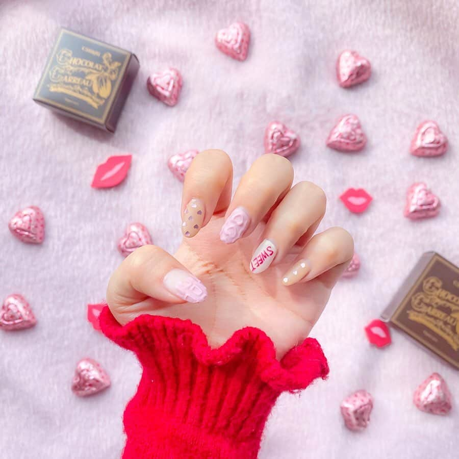 tomomi ❤︎ よしはしともみ ❤︎さんのインスタグラム写真 - (tomomi ❤︎ よしはしともみ ❤︎Instagram)「. . 🤎🌷🍫 Happy Valentine 🍫🌷🤎 . 2月のネイルはバレンタインネイル💅🏻に❣️ . 今回のジェラピケの バレンタインコレクションを参考に👙🧣👛 . ニットネイルはルームウェア！ チョコレートネイルはミラーを参考に🍓 ハート柄ネイルは今回のハート柄を参考に🤎 . @parkbytokyo の @honda_parkbytokyo さんに やってもらったよ〜🐶❣️ いつもありがとうございますっ💒 . #nail #newnail #happyvalentinesday #valentine #chocolatenails #knitnails #gelatopique #gelatopiquenail #parkbytokyo #バレンタインネイル #バレンタイン #ジェラピケ #ジェラピケネイル #ニットネイル #チョコレートネイル #ハート柄ネイル #ハートネイル #マットネイル #渋谷ネイル #パークバイトーキョー」2月14日 23時24分 - tomomi_yoshihashi