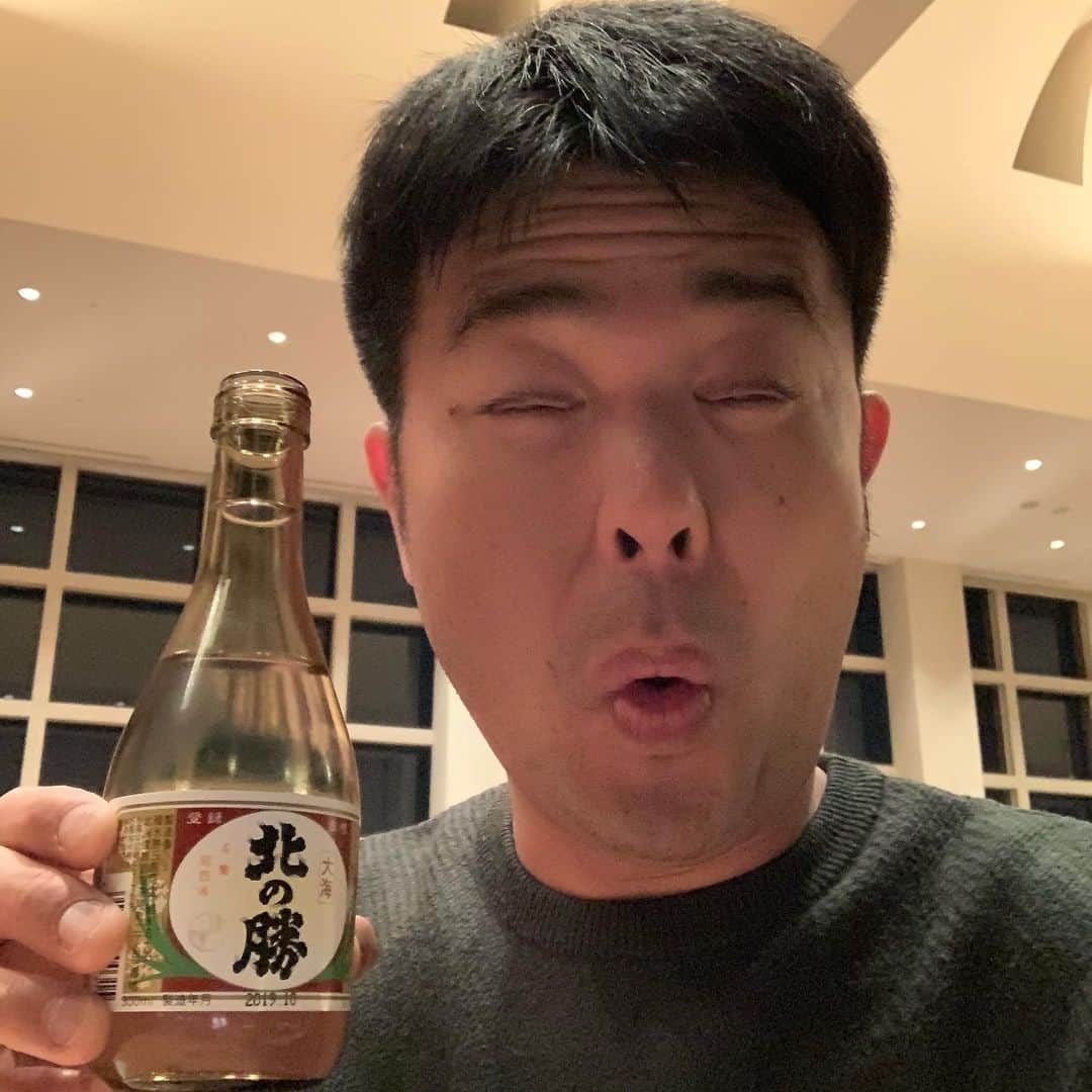 西川晃啓のインスタグラム：「気絶前乗り  釧路を満喫して気絶  #あるある探検隊#レギュラー#気絶#気絶の日々#ギャグ#前日入り#明日#釧路#営業#お寿司#日本酒#寒い#最高」