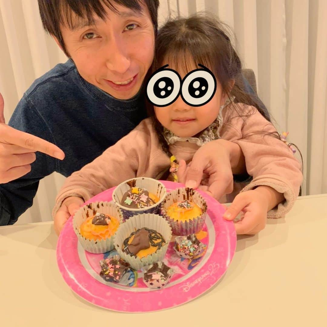 山根良顕さんのインスタグラム写真 - (山根良顕Instagram)「娘が作ってくれたバレンタインチョコ&ケーキ！ 美味しいって言ったら美味しいって言ってくれて良かっただって！四歳にして大人の力も借りながらここまで作ってくれて 最高！ #valentine #daughter #4yearsold #バレンタイン　#娘　#4歳 #親バカ　#happyvalentinesday」2月14日 23時28分 - ungirls_yamane