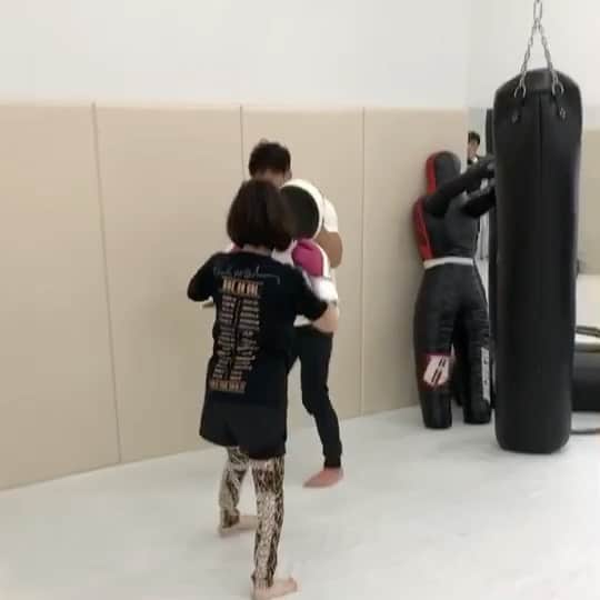 岸本加世子のインスタグラム：「今日は一人だったので真面目にやりました。笑。楽しかった。#bravegym #宮田和幸」