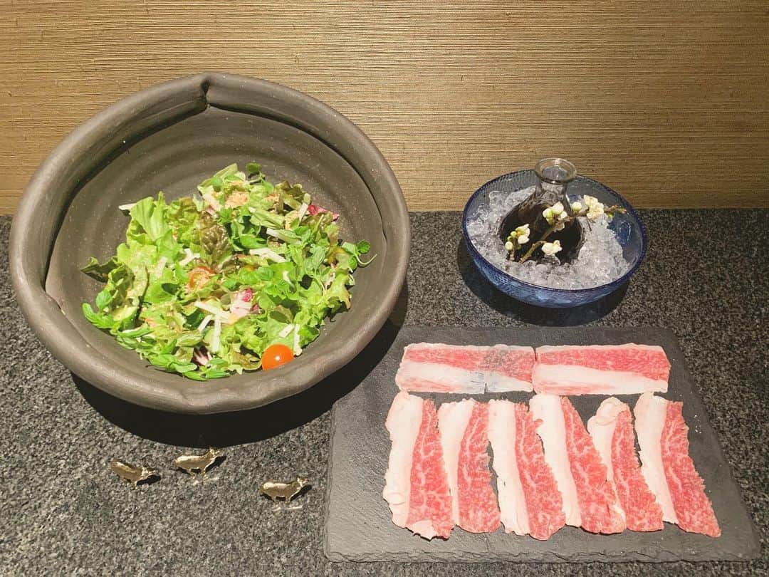 のインスタグラム：「アラカルトメニューの 尾崎牛の焼きしゃぶサラダです☺️ スタッフが目の前でお肉を炙らせて頂きます🤤 是非ご来店下さい！  #吟 #尾崎牛 #宮崎牛 #幻の肉 #肉割烹 #なんばhips #大阪ミナミ #夜景 #記念日 #接待 #デート #肉好き #サプライズ #日本酒と肉 #ワインと肉 #希少部位 #肉寿司」
