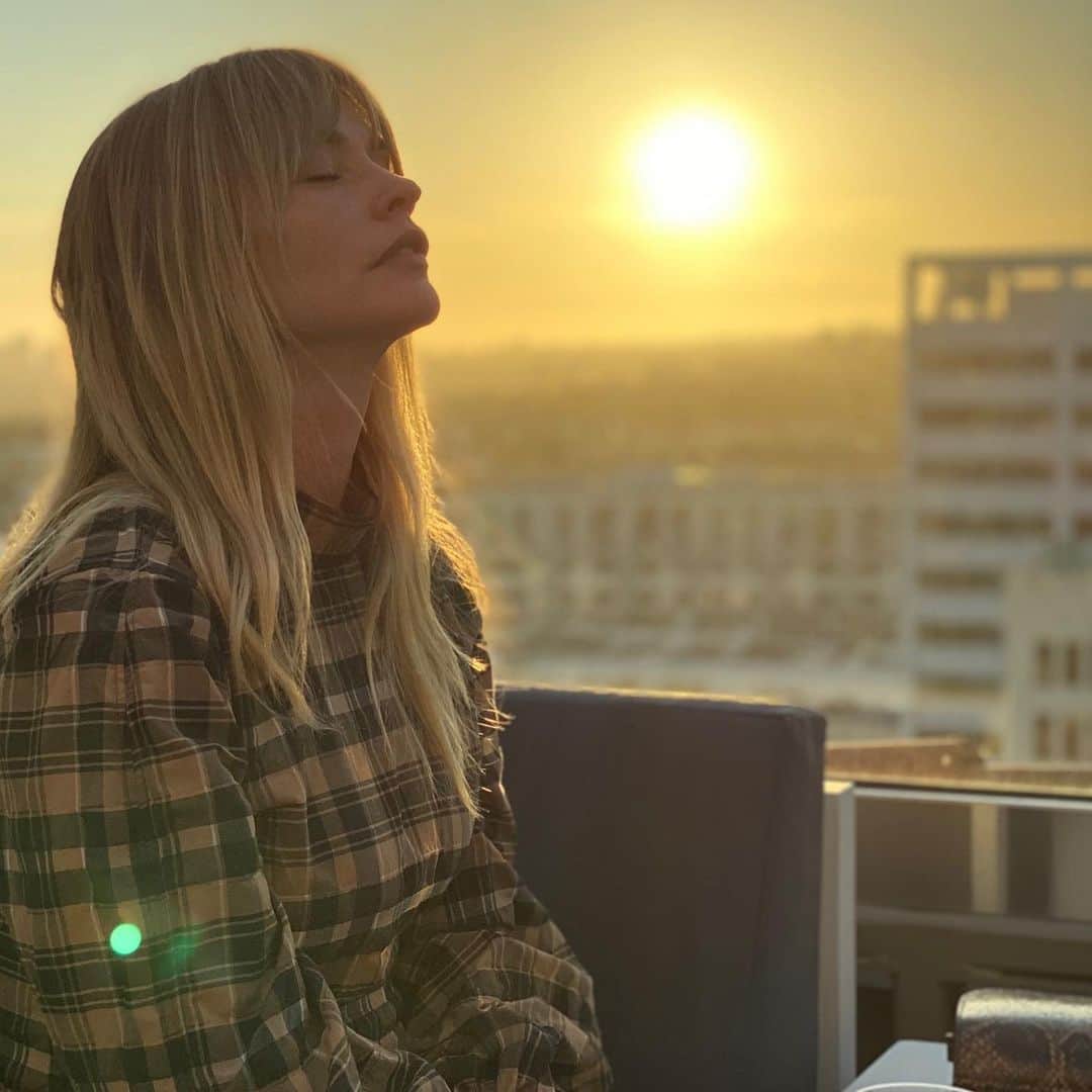 キャメロン・リチャードソンのインスタグラム：「Rooftops and sunsets」