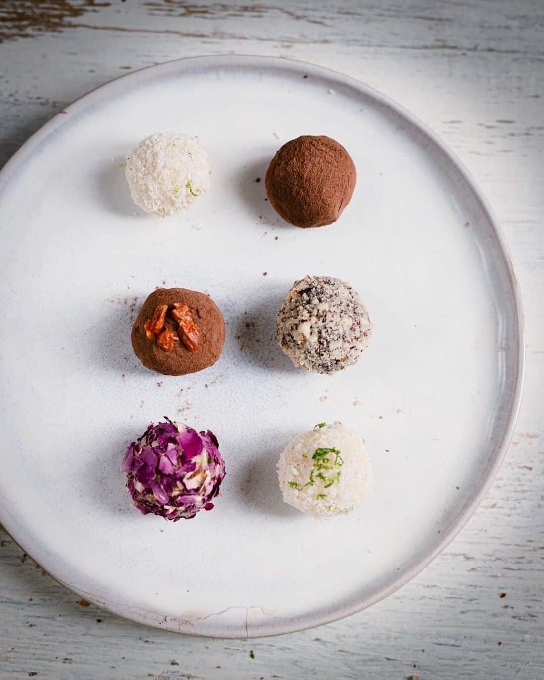 Saghar Setarehさんのインスタグラム写真 - (Saghar SetarehInstagram)「Chocolate truffles, for V day and everyday, for the single and taken. It’s an easy, messy and spicy affair. Melt chocolate in cream, let cool, make balls using a tea spoon and roll in whatever you like. Hazelnut, coconut, roses, lime e dash of chilly for extra heat. Yes, a bit cheesy too, but not in the flavor. #🍫 ⠀⠀⠀⠀⠀⠀⠀⠀⠀ Bonus: lotsa of chocolaty fingers to lick! ⠀⠀⠀⠀⠀⠀⠀⠀⠀ Happy Valentine day! ⠀⠀⠀⠀⠀⠀⠀⠀⠀ #LabNoonFood #Valentinesday #FlavorsAndEncounters ⠀⠀⠀⠀⠀⠀⠀⠀⠀」2月14日 23時36分 - labnoon
