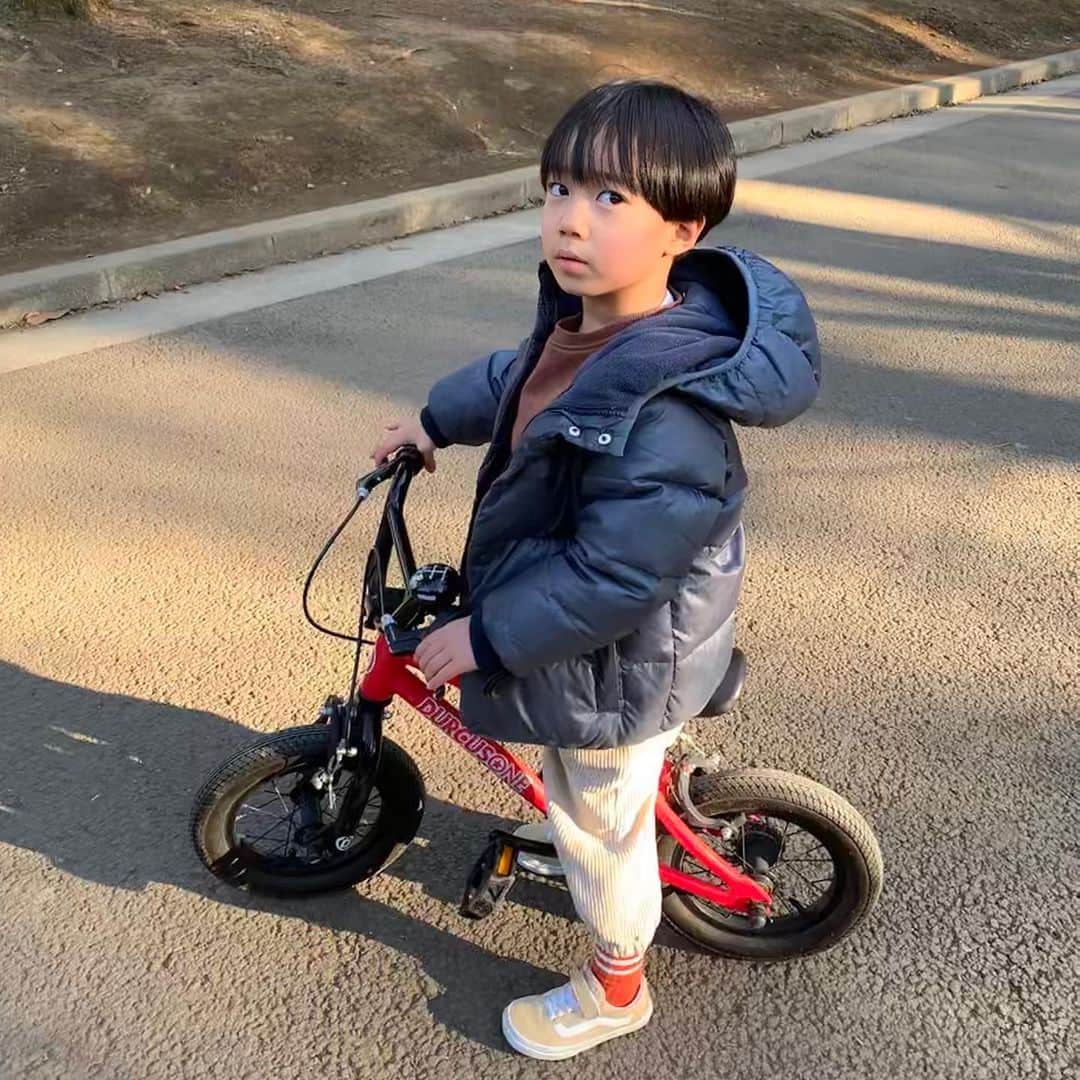 新原愛加のインスタグラム：「. 乗れるようになってから 飽きずに毎日自転車乗ってる🚲 今の子はストライダーがあるから 乗れるようになるのが早くてすごいなぁ わたしは血出しながら練習してたのに… #カンタの成長記録」
