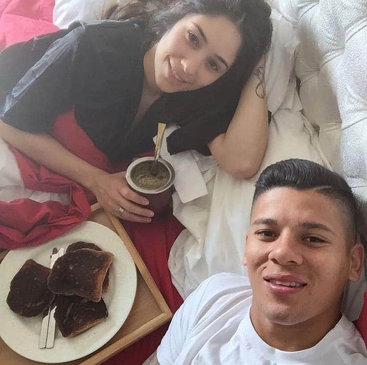 カルロス・テベスのインスタグラム：「Marcos Rojo surprised his girlfriend with breakfast for valentine. Well.... at least he tried 😂😂😂」