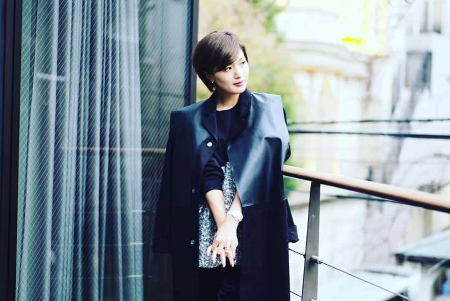 廣瀬規子さんのインスタグラム写真 - (廣瀬規子Instagram)「一部フェイクレザーのこのコート、カッコイイんだ。 ・ フェイクだからなのか？ それとも光沢感のあるコットンと合わせているから？？ なんとなく軽やかに品よく着れるところが好き💕 ・ #hamonclothes  #hamonomotesando  #coat #fashion #omotesando」2月14日 23時45分 - noriko_style