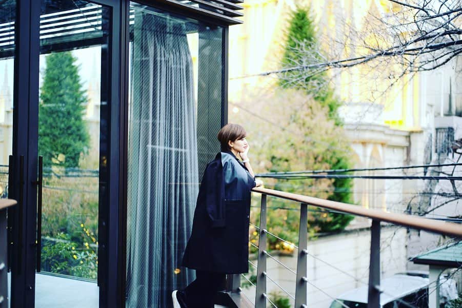 廣瀬規子のインスタグラム：「一部フェイクレザーのこのコート、カッコイイんだ。 ・ フェイクだからなのか？ それとも光沢感のあるコットンと合わせているから？？ なんとなく軽やかに品よく着れるところが好き💕 ・ #hamonclothes  #hamonomotesando  #coat #fashion #omotesando」