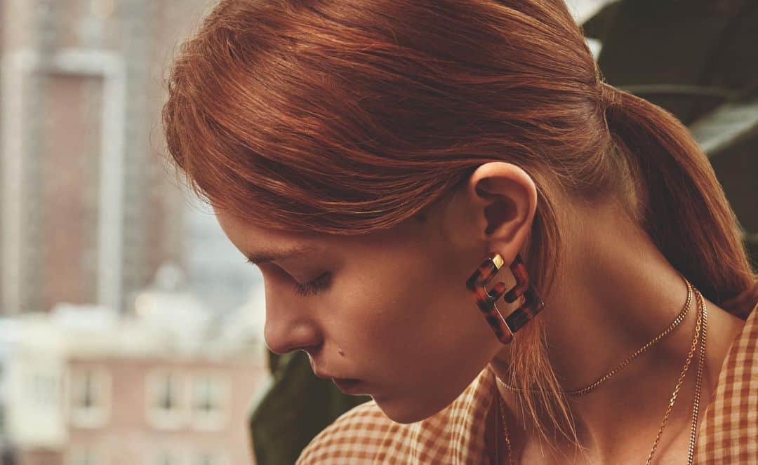 Fendiさんのインスタグラム写真 - (FendiInstagram)「Bring an extra flair to any look with statement, sculptural earrings – straight from the #FendiSS20 runway. Discover more #Fendi jewelry at Fendi.com.」2月14日 23時54分 - fendi