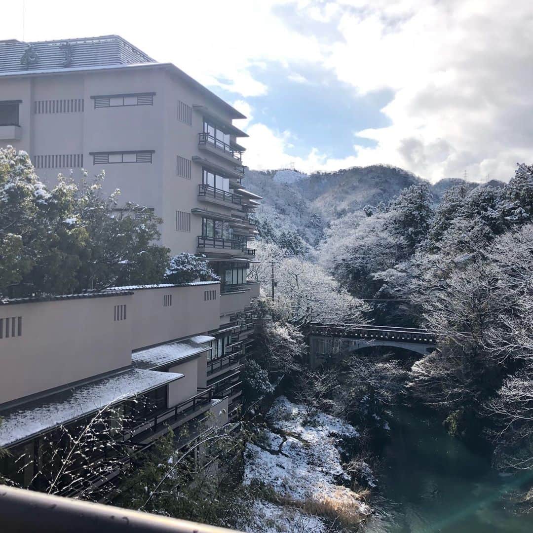 佐久間あすかさんのインスタグラム写真 - (佐久間あすかInstagram)「先日の金沢旅行まとめ⛄️お天気の変化に伴って違う光景が撮れた🥰東京からよりも大阪からの方が行きやすいかな。美味しいものがありすぎて困るわん🤤 #金沢#山中温泉#花紫#兼六園#雪化粧」2月14日 23時54分 - sakumaasuka