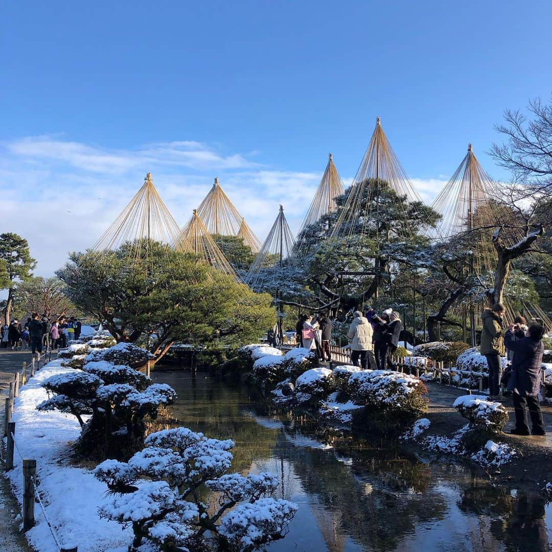 佐久間あすかのインスタグラム：「先日の金沢旅行まとめ⛄️お天気の変化に伴って違う光景が撮れた🥰東京からよりも大阪からの方が行きやすいかな。美味しいものがありすぎて困るわん🤤 #金沢#山中温泉#花紫#兼六園#雪化粧」