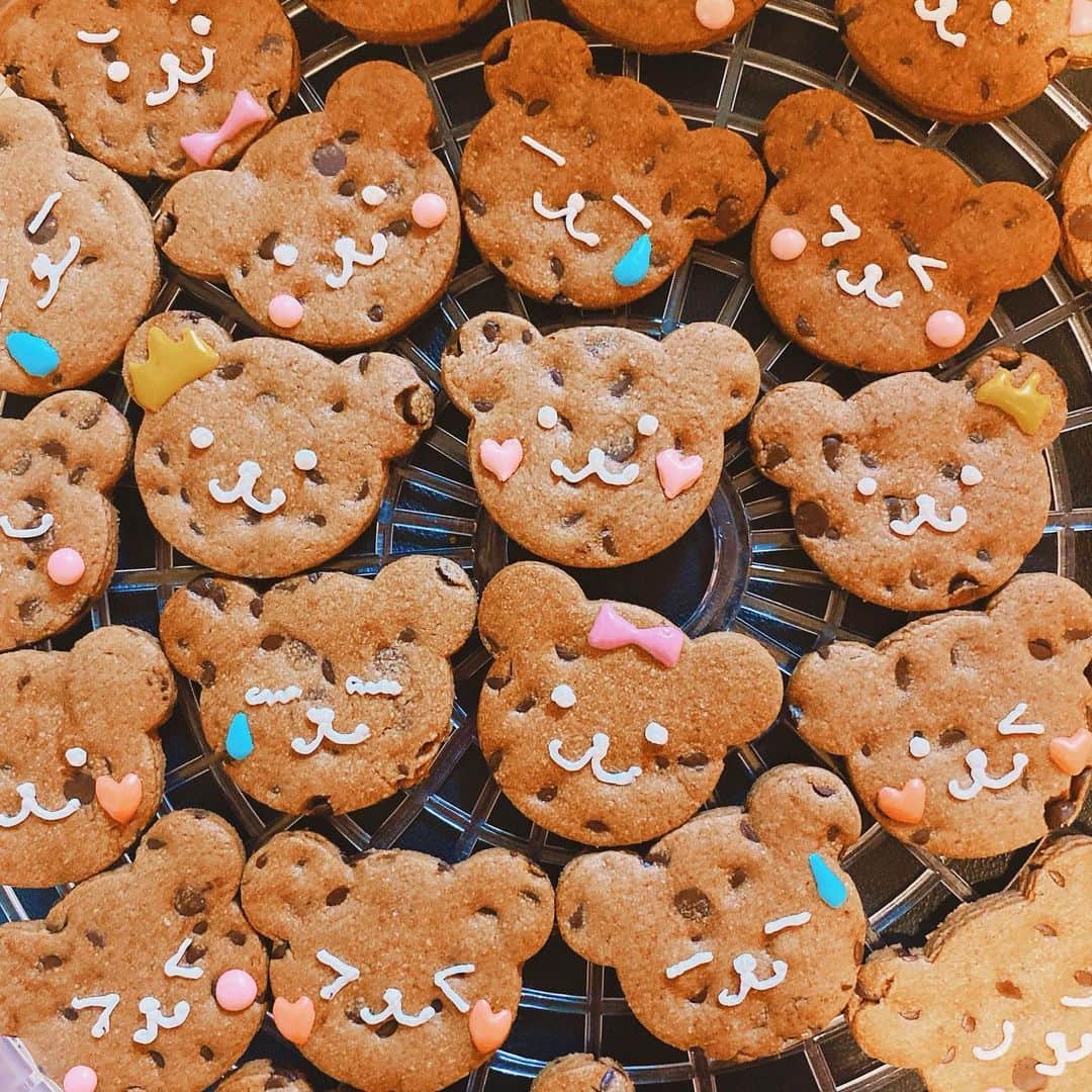 サキ吉さんのインスタグラム写真 - (サキ吉Instagram)「HappyValentine☺️💛 ． くまさんクッキーとチョコマフィン焼いた🍫💕 夕ご飯はおうちで手巻き寿司パーティしたよ🙌 ． #バレンタイン #valentine  #チョコチップクッキー #くまさんクッキー #手作りバレンタイン」2月14日 23時56分 - sakikichi1201